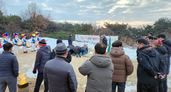  고봉동새마을지도자협의회 주최로 ‘2024년 고봉동 신년 해맞이'가 문봉동 독산 봉수대에서 있었다.