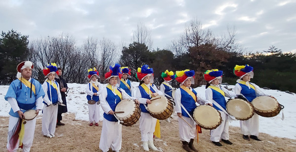 마골두레패가 해맞이에서 공연을 펼치고 있다.