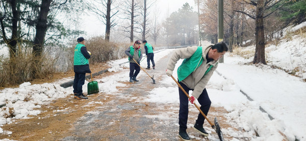 고봉동제설봉사대가 눈을 치우고 있다.