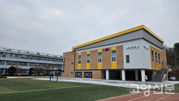 덕양중학교에 건립된 체육관과 급식시설 '덕양다움'