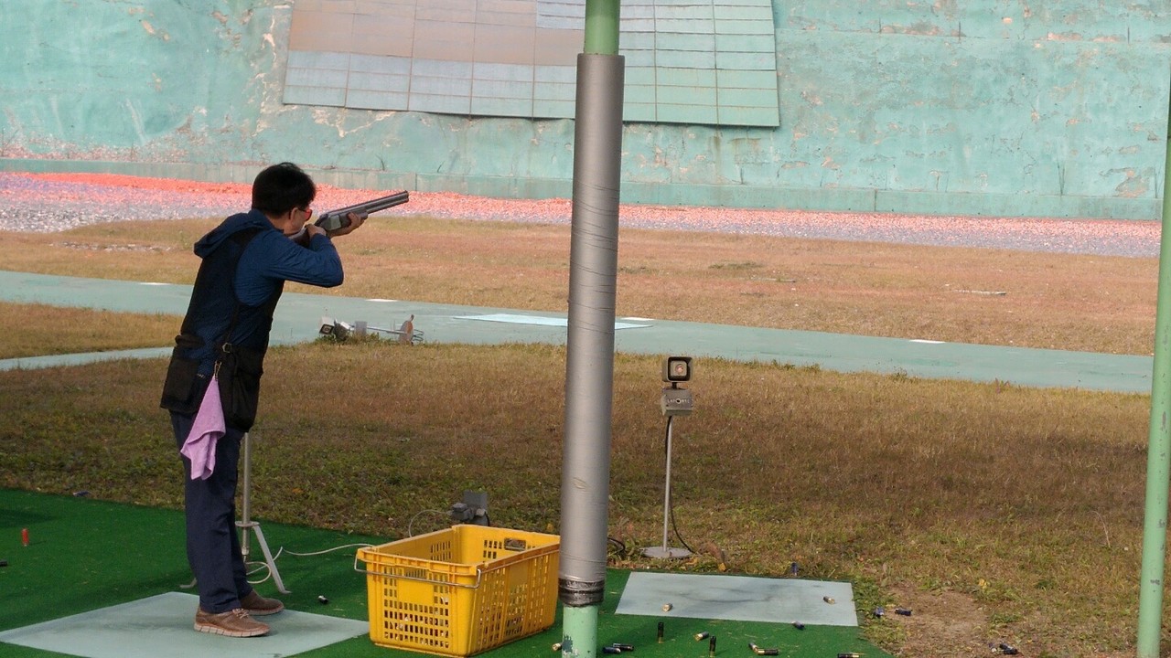 최 회장이 화성에 위치한 경기도 사격테마파크에서 연습하고 있는 모습. [사진제공=고양시사격연맹]