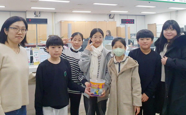 백마초 5학년 1반 교사와 학생들이 마두1동 행정복지센터에 방문해 바자회에서 마련한 성금을 기탁했다.