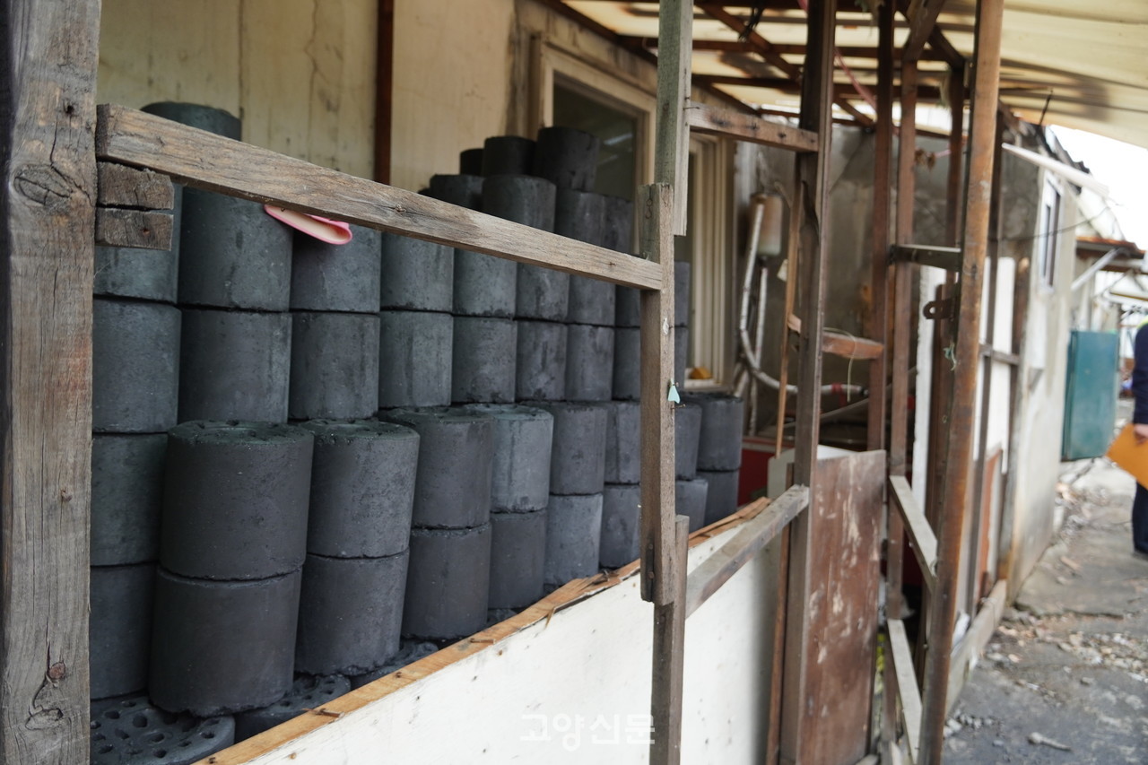 정명순씨의 집 연탄창고에 쌓인 600여장의 연탄.