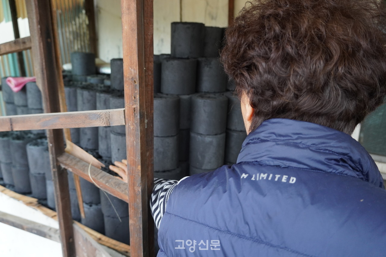 정씨네 가족이 겨울철 한 달을 지내기 위해선 연탄 360장이 필요하다.