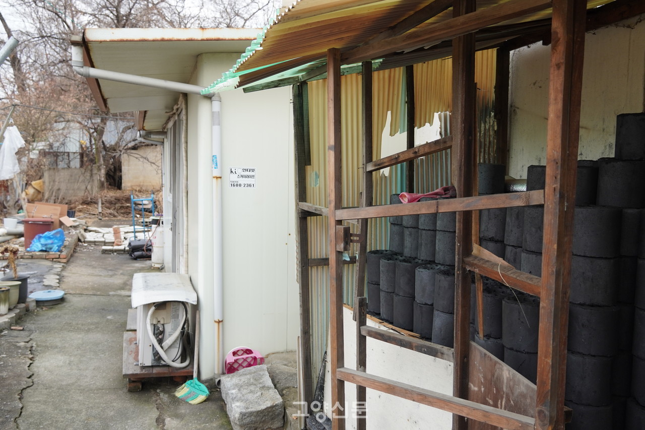 정씨네 집 옆쪽의 연탄창고. 고양시에서 연탄 사용 가구는 총 116가구. 화전동에는 총 25가구가 연탄을 떈다.