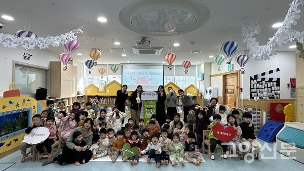 일산서구청직장어린이집은 ‘희망 우체통’을 통해 굿네이버스 경기2사업본부에 기부금 88만9100원을 전달했다. [사진제공= 굿네이버스 경기2사업본부]