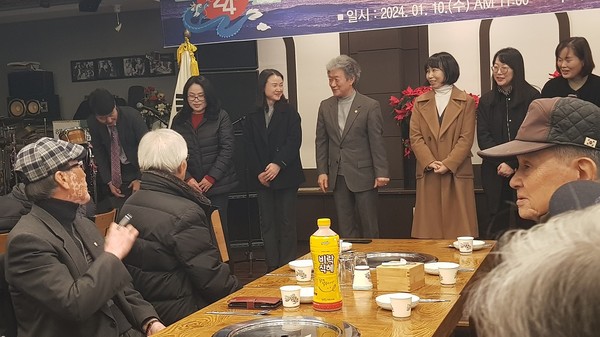    장도영 지회장과 직원들이 합동세배를 올렸다.