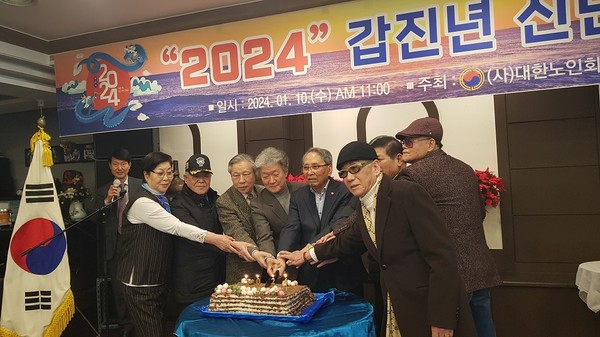   시루떡 커팅을 하고 있는 참석자들.