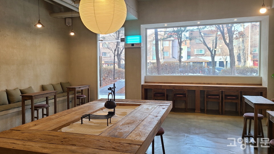 나무로 된 테이블에 앉으면 커다란 보름달 아래 모래정원을 보며 차를 마시는 특별한 경험을 느껴볼수 있다.