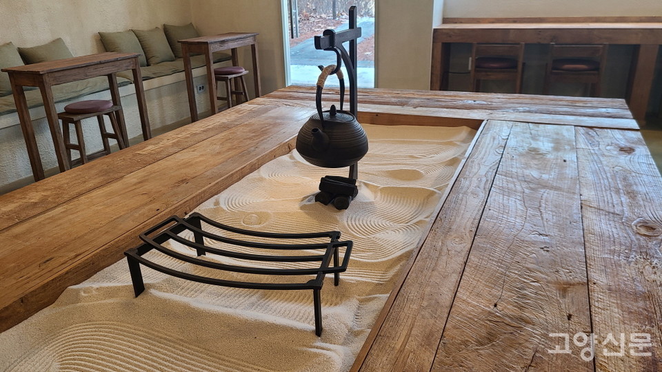 정갈한 인테리어와 장식이 인상적인 '차, 느루'의 실내 공간. 