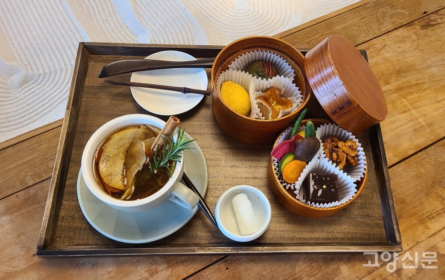 차와 즐기는 다과는 찬합에 선물처럼 들어있다. 차는 겨울에만 맛볼 수 있는 애플 시나몬 블랙티.