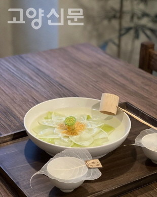 커다란 연꽃한송이가 차로 변하는 연꽃차는 초여름부터 초겨울까지 만날 수 있는 차, 느루의 대표 메뉴다.