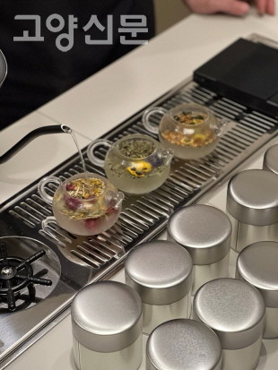 블렌딩차는 향긋한 꽃이 들어가 보기에도 좋고 카페인 걱정없이 마실 수 있다. 