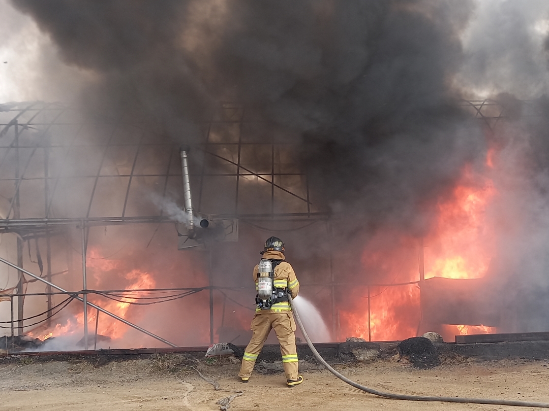 지난해 4월 14일 고양소방서 대원들이 화재를 진압하고 있다. [사진제공=고양소방서]