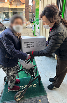  고양시흰돌기초푸드뱅크가 취약계층에 친환경농산물꾸러미를 전달하고 있다.