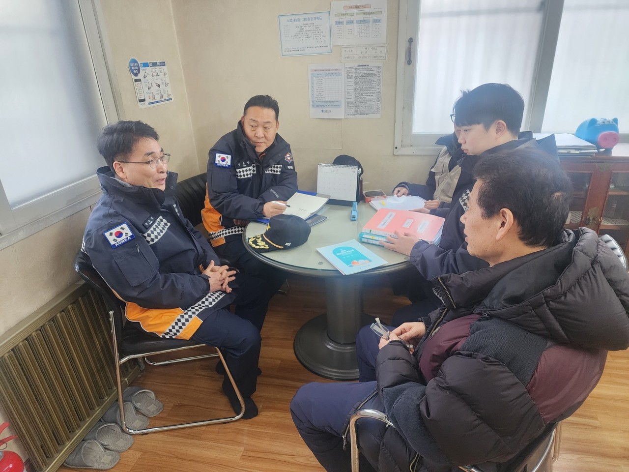 고양소방서장(왼쪽 첫 번째)이 노후 공동주택을 방문해 화재안전조사를 하고 있다. [사진제공=고양소방서]