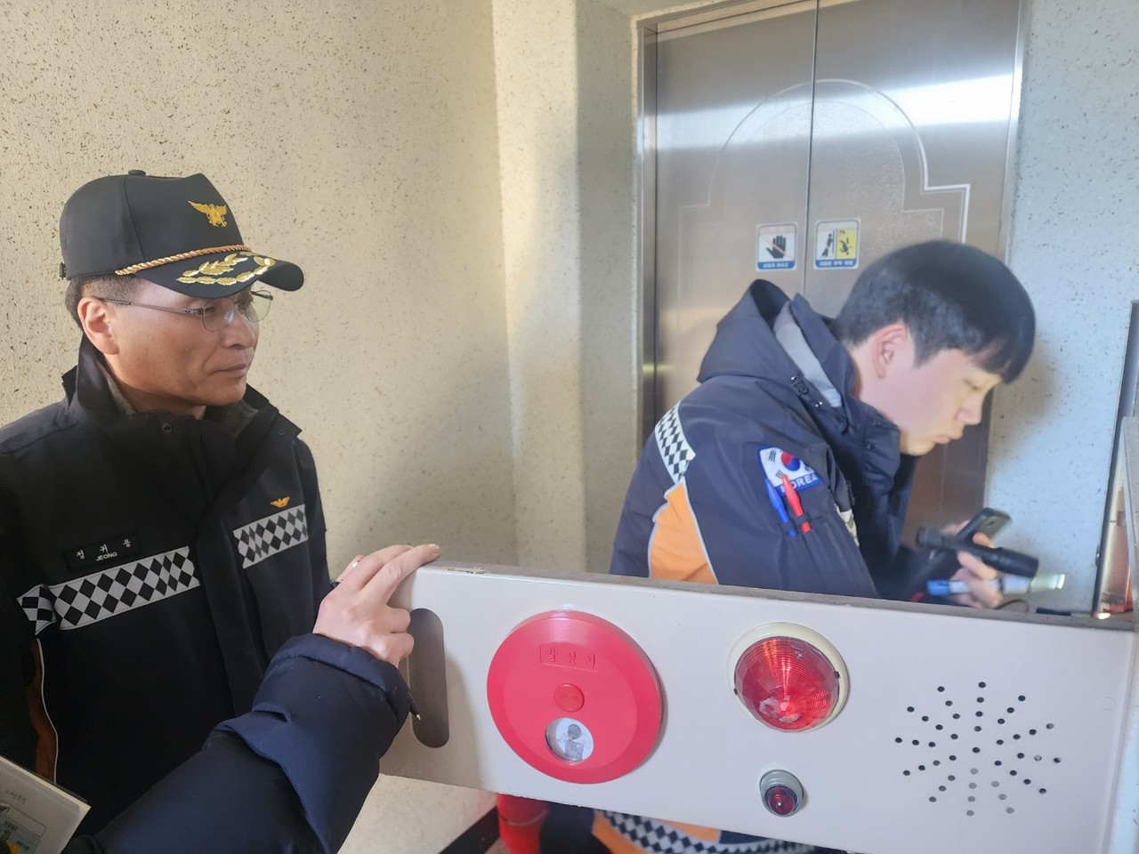 고양소방서는 노후 공동주택을 방문해 화재안전조사를 하고 있다. [사진제공=고양소방서]