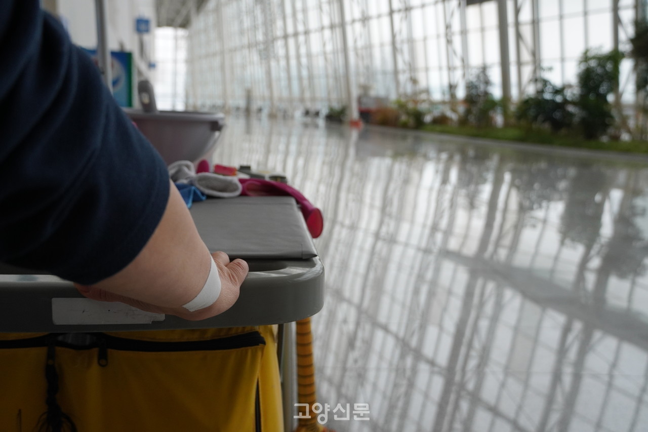 매일 파스가 감겨 있는 임경자씨의 손목. 미화팀의 비품은 20년 이상 쓴 것들이 많다. 