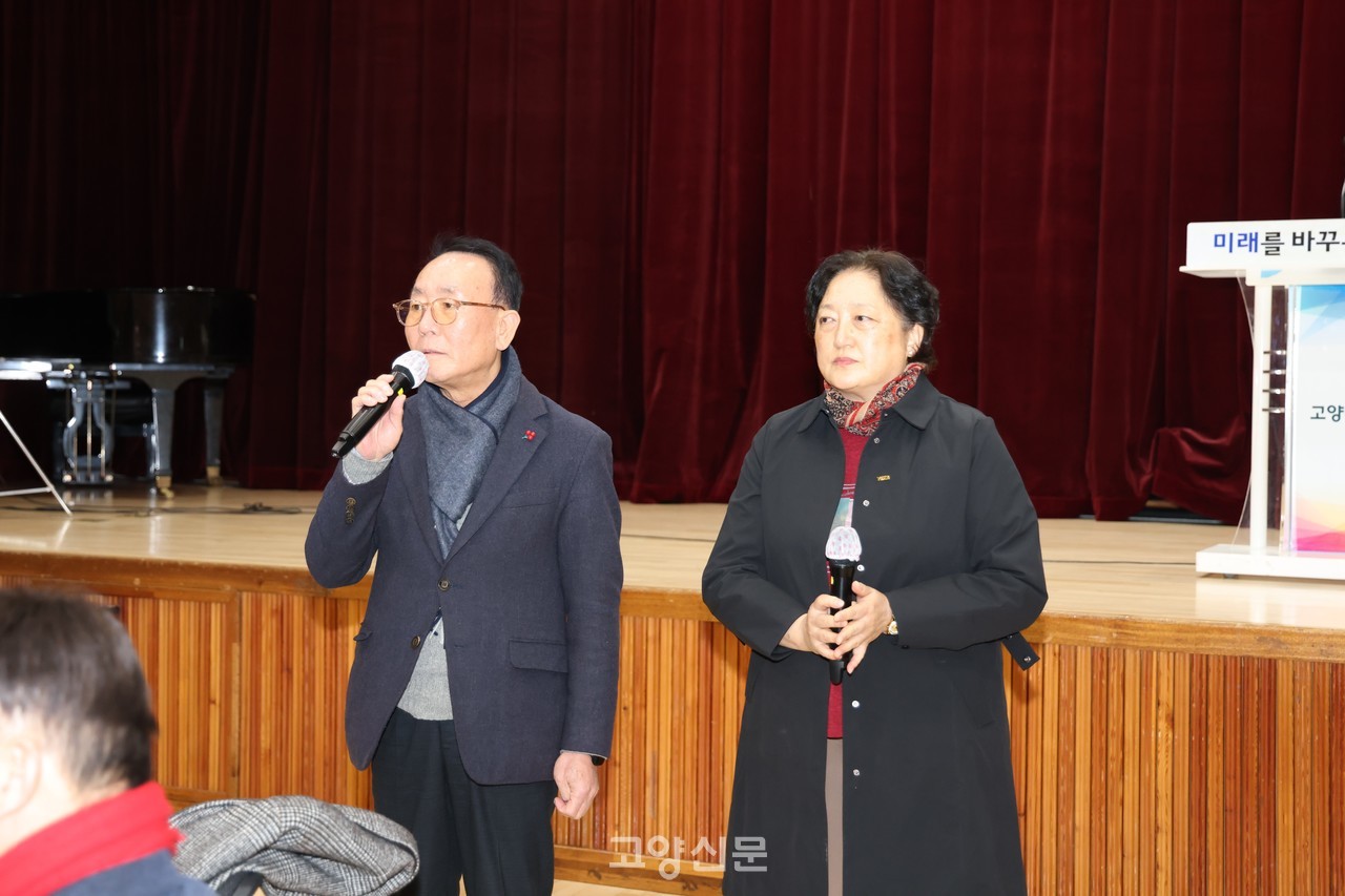 (사진 왼쪽부터) 이상헌 고양상공회의소 회장, 김혜경 YWCA 이사장.
