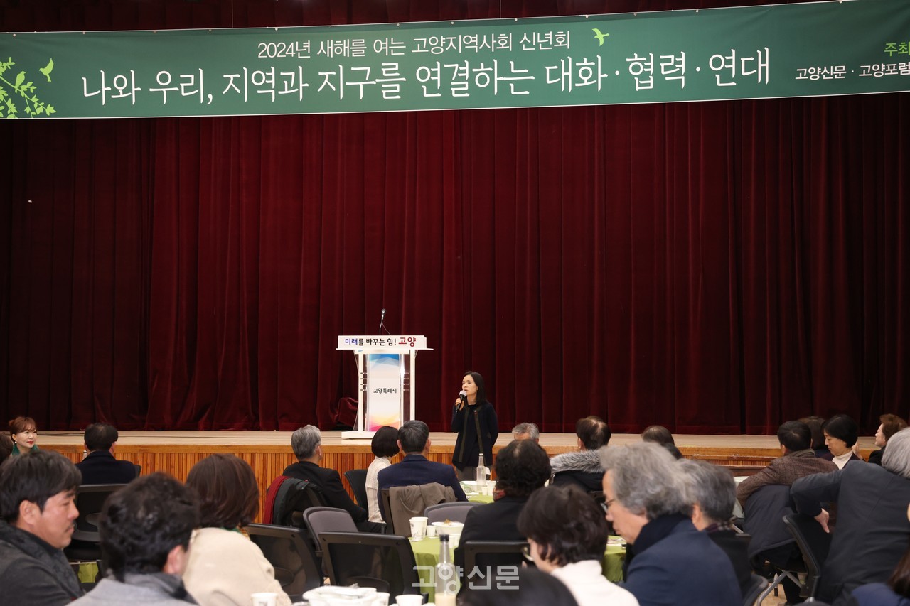 이영아 고양신문 발행인이 마지막 순서에 나서 인사를 전하고 있다. 