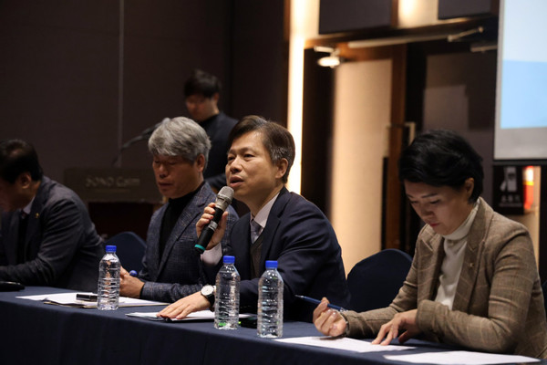 주제발표 중인 최국진 고양시기업·경제인연합회 통합TF 위원.