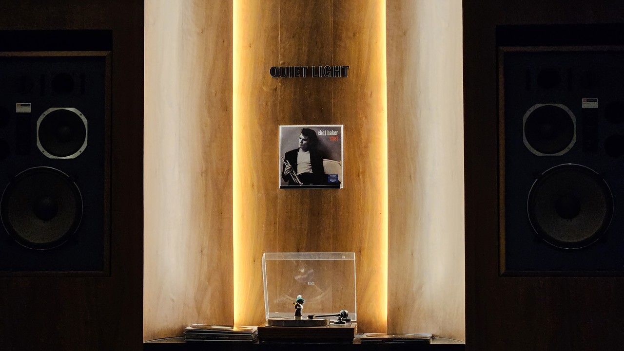 음악에 집중할 수 있는 구조의 전면부 턴테이블과 스피커가 먼저 눈에 띈다.