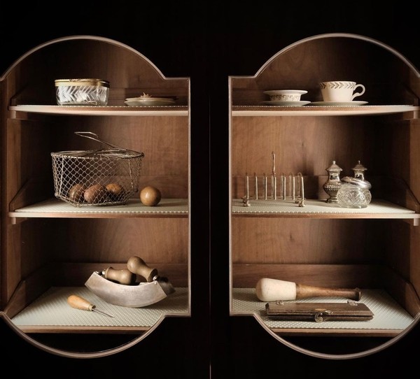 곳곳에 인테리어가 돋보이는 클래식한 소품들이 공간을 채운다.