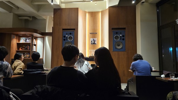 전면부를 향해 좌석이 배치된, 음악 감상에 집중할 수 있는 홀 스테이지의 2인용 좌석.