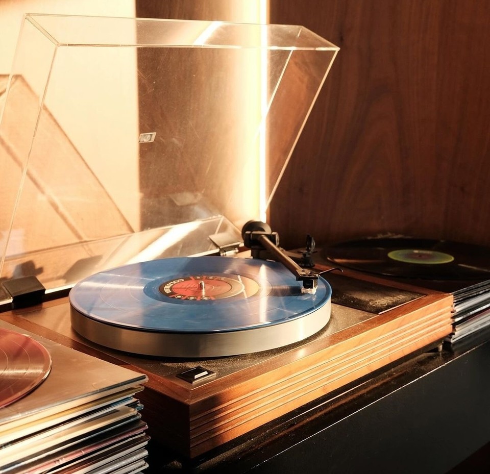 공간을 채우는 재즈의 선율은 모두 LP로 재생해 준다.