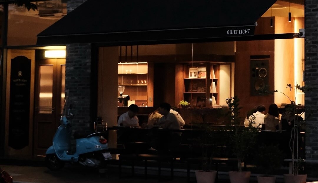 은은한 조명의 낮과 밤의 분위기가 다른 재즈카페 콰이어트라이트.