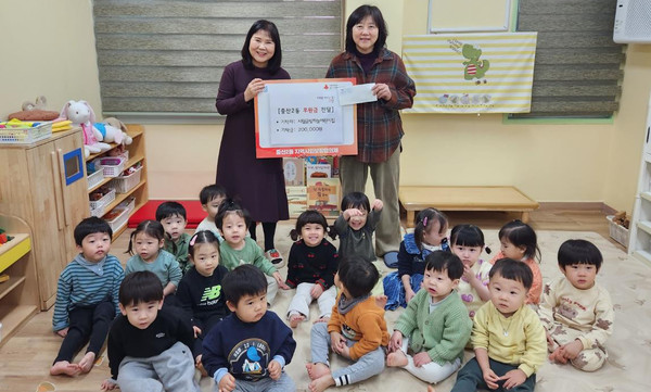 고양시립 금빛하늘어린이집이 지역의 어려운 이웃을 위해 바자회로 모은 성금을 중산2동에 기탁했다. 