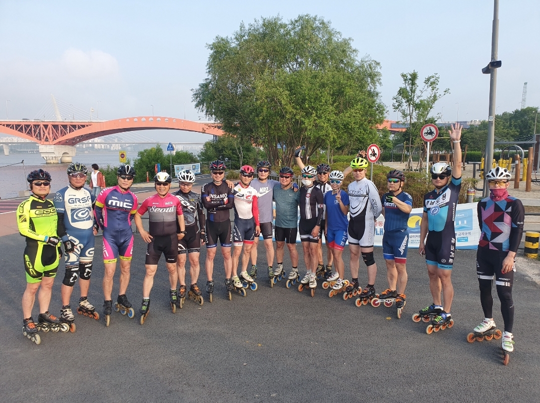 동호인들은 함께 모여 한강에서 새벽 로드를 즐긴다. 길게는 성산대교에서 서울숲까지, 짧게는 성산대교에서 반포대교까지 달린다. [사진제공=고양시롤러스포츠연맹]