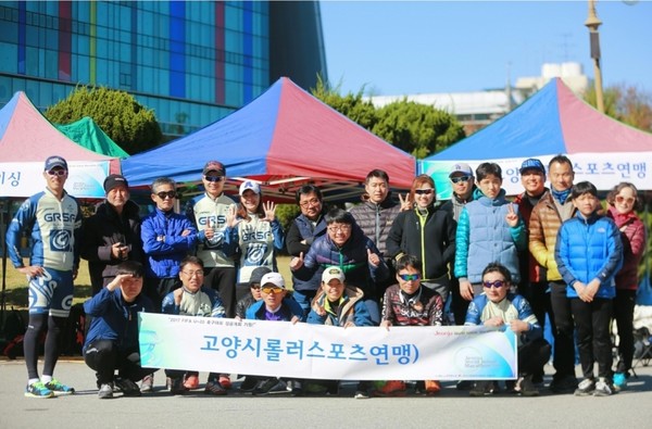 연맹 소속 동호회원들의 단체 사진. [사진제공=고양시롤러스포츠연맹]