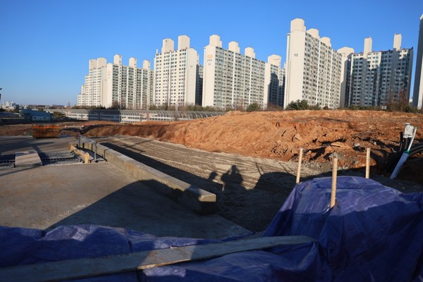 덕이동 309-56 일원 데이터센터 공사현장. 해당 부지는 총 2599세대의 탄현큰마을 아파트와는 40m, 총 3316세대의 하이파크시티일산 아파트와는 320m 떨어져 자리해있다.