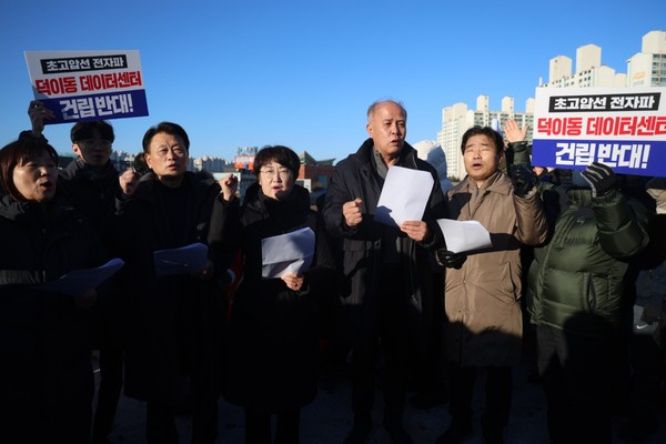 데이터센터 건축허가 반대 기자회견 중인 일산서구 더불어민주당 정치인 일동. (왼쪽에서부터) 김미수·김학영 시의원, 고은정 도의원, 이용우 국회의원, 김운남 시의원,