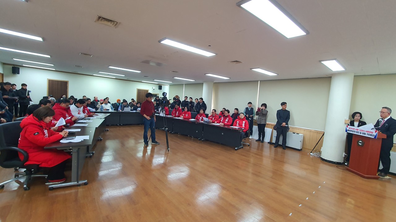 박대석(맨 오른쪽) 고양시 서울편입추진위원회 사무총장이 '메가시티 서울'의 당위성에 대해 역설하고 있다.