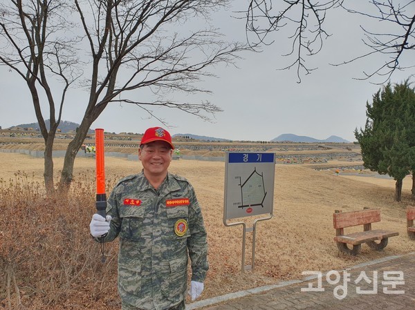 이규상 회장이 부모님이 잠든 묘소인 경기도 앞에 서있다