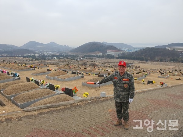 설날이면 성묘객들이 공원에 꽉 찬다고 설명하는 이규상 회장