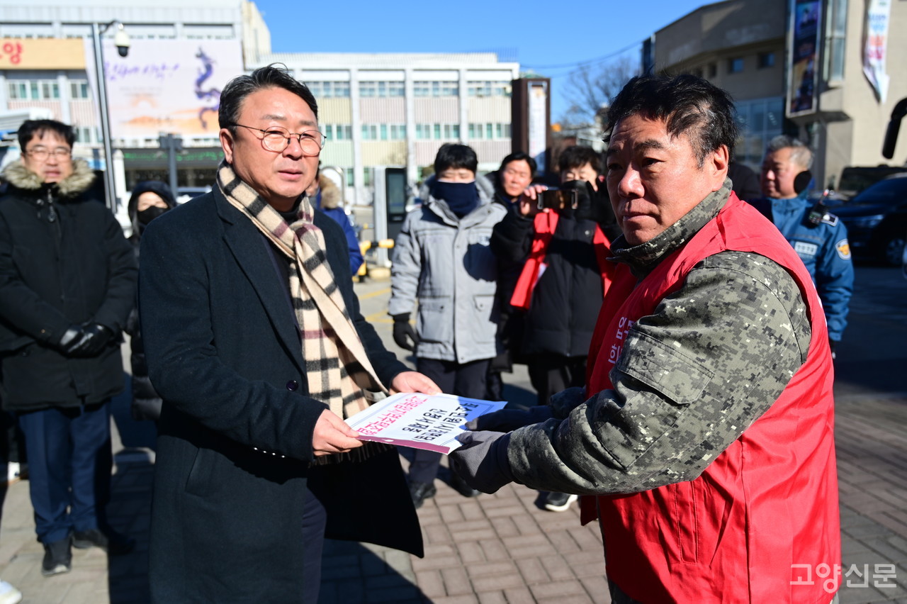 직소민원을 제출하는 김진수 목암지구 조합원 피해자 대표(사진 오른쪽)