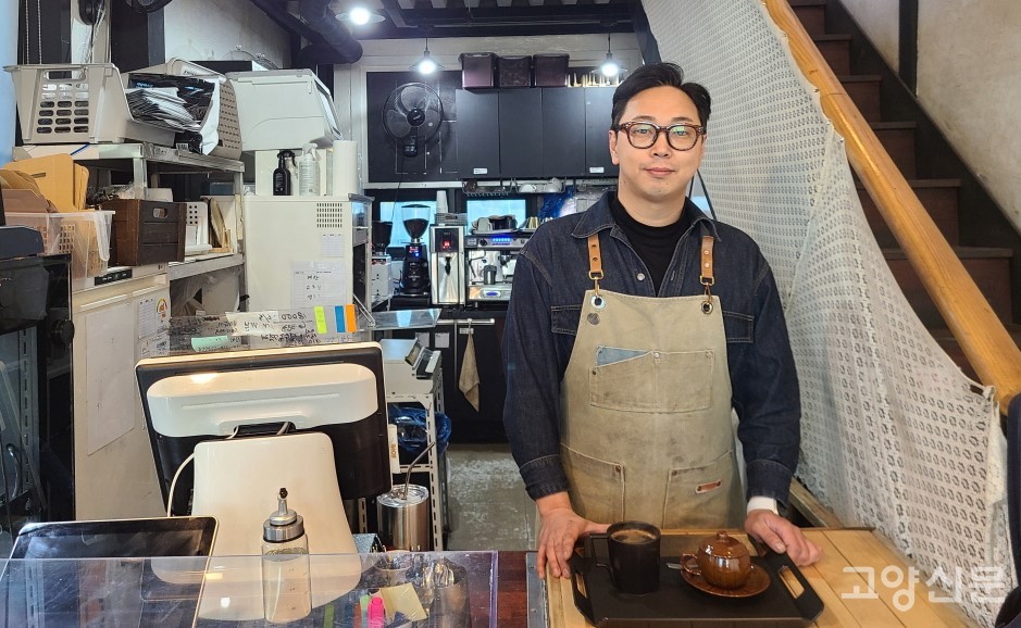 다양한 연령층의 손님들이 편안하게 이야기 나누며 북적대는 사랑방을 꿈꾼다는 박찬효 덕수다방 대표. 