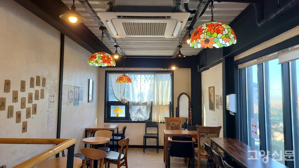 아늑한 분위기를 전하는 덕수다방의 실내공간. 