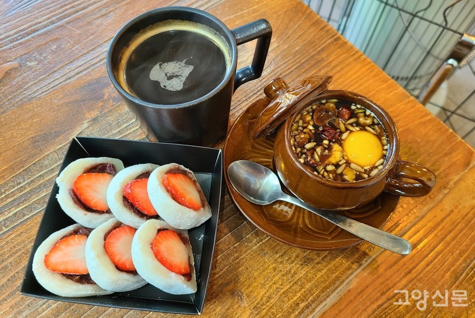 달걀노른자 동동 진한 쌍화차는 덕수다방의 인기 겨울 별미다.