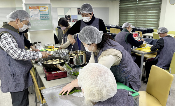 밑반찬을 함께 만드는 대화동 마을 지킴이.