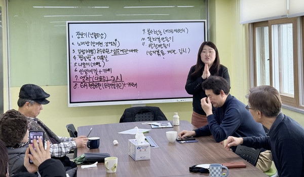 고독사 예방사업을 위한 논의를 하고 있다.