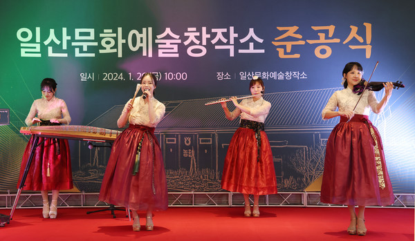 퓨전앙상블 어쿠스틱 퓨전밴드 소리비가 식전 공연을 하고 있다.