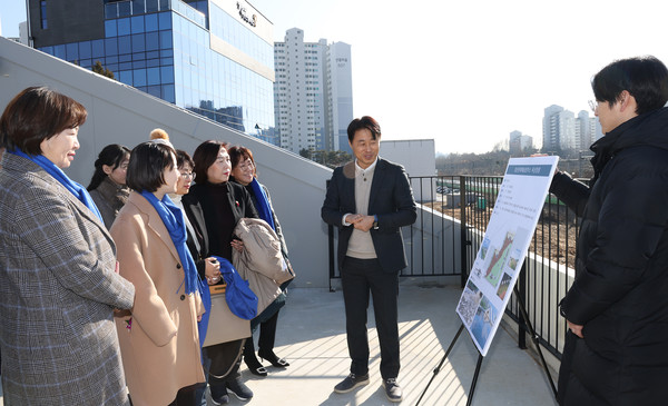 옥상공원에서 시설개요에 대해 설명을 듣고 있는 홍정민 국회의원과 시도의원들.