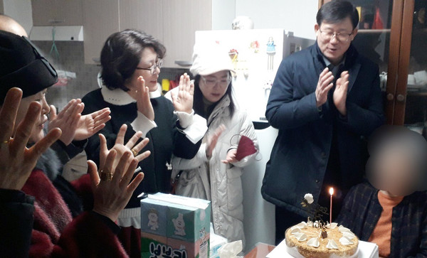 고봉동이 홀몸 어르신 생신축하 사업을 추진하고 있다.