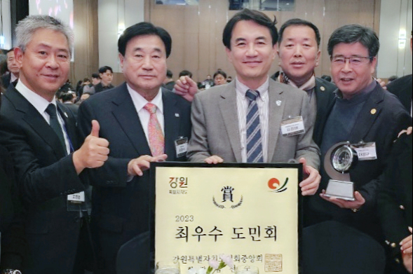 신년하례회에서 최우수 도민회를 받은 고양특례시 강원자치도민회를 축하하는 고진경 고양특례시 강원자치도민회장(맨 왼쪽), 김진태 강원특별자치도지사(가운데)와 내빈들.