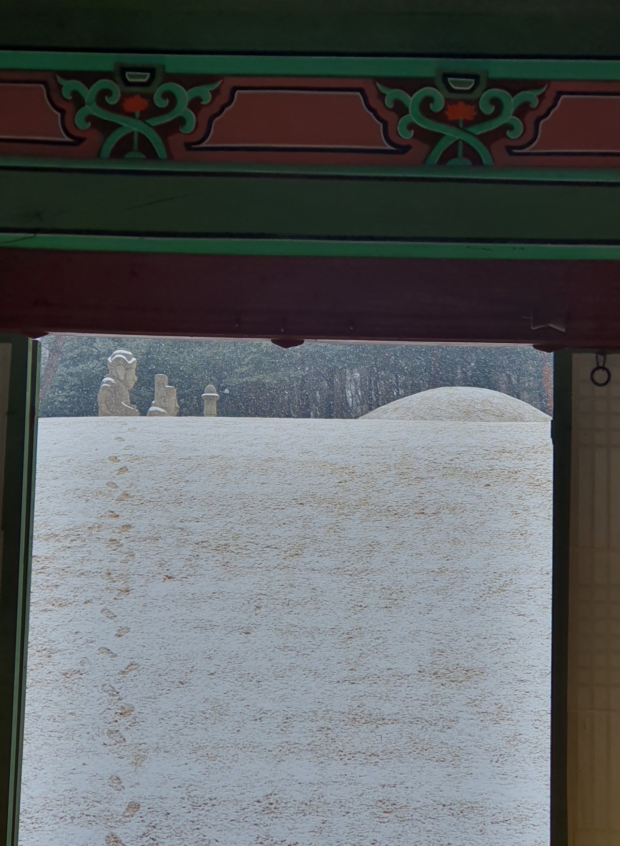 정자각 신문(神門)을 통해 본 효릉의 능침. 누군가의 발자국을 남긴 눈내리는 능침이 오백 년의 세월을 담은 듯 고요하고 평안하다.