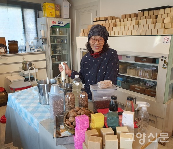 김영애 센터장이 EM이 들어간 제품들에 대해 설명했다.